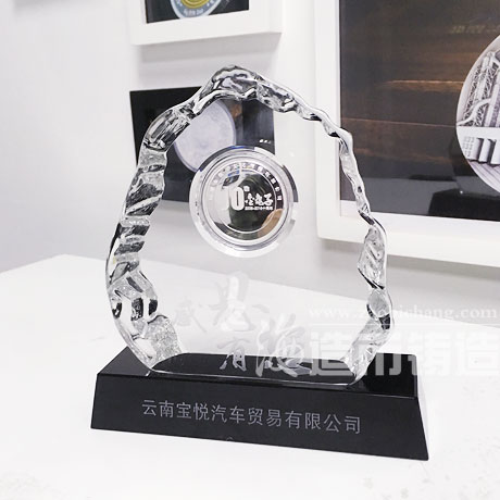 昆明金龜子文化定制銀章冰山水晶擺件 獎?wù)轮谱?紀念章制作